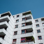 Schimmel in der Mietwohnung gemeldet – was Vermieter jetzt tun sollten (und wie Mieter richtig reagieren)